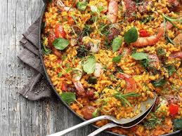 Paella Mit Hahnchen Wurst Und Garnelen In 2020 Paella Rezept Spanische Gerichte Abendessen Rezepte