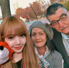 Lalisa With Her Parents This Picture Is So Cute Follow Blackpink Blinkk For More Jennie Jiso Fotografi Inspirasi Selebritas Gadis Korea