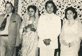 Malaika arora and arjun kapoor went to meet veteran actor rishi kapoor and his wife neetu kapoor today. Rishi Kapoor Even Did Not Buy A Ring For Neetu Singh On Marriage Photos Showbiz Bites Wedding Reception Cards Marriage Photos Reception Card