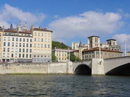Quand Les Gones Me Menent En Bateau Vaporetto Lyon Confluence Lucky Sophie Blog Famille Voyage Lyon Visiter Lyon Bateau