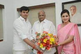 Navnit ravi rana is an actress, known for flash news (2009), jagapathi (2005) and sikandera (2001). Ncp On Twitter Ncp S Amravati Loksabha Candidate Navneet Kaur Rana Met Sharad Pawar With Her Husband Mla Ravi Rana Http T Co S909atbygh