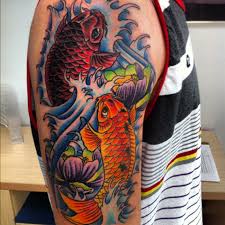 Tatuaje de pez koi con flor de loto. Tatuajes Japoneses Del Pez Koi Espectaculares