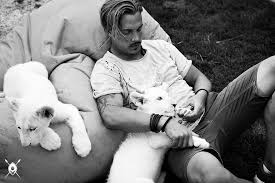 I am extremely excited to share my day to day life with the entire hakuna mipaka family with you guys. Tinggalkan Karier Sebagai Bankir Dean Scneider Pilih Temani Hewan Liar Di Afrika Selatan Portal Wanita Muda