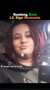 日本利用压电瓷砖将脚步转化为电能。这些瓷砖捕捉来自你脚步的动能。当你行走时，你的重量和动作会对瓷砖产生压力。瓷砖会轻微弯曲，从而产生机械应力。瓷砖内部的压电材料将这种应力转化为电能。每一步都会产生少量电荷，而数百万步结合在一起就能产生足够的电力来驱动