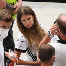 National soccer player mats hummels and cathy hummels (formerly fischer) have been a couple since 2007. Cathy Hummels Teilt Klares Statement Bin Viel Alleine Derwesten De