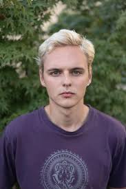 Han lignede sine klassekammerater på Aurehøj. Men virkeligheden var en helt  anden: »Jeg kiggede mig i spejlet og tænkte »nå, sådan kan en hjemløs også  se ud«