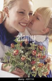 La festa della mamma, filiale, fiori, dare, Kiss, ritratto, all'interno, a  casa, ragazze, bouquet, mazzo di rose, rose, tuning, gioia, per favore,  armonia, abbraccio, abbraccio, tenerezza, affettuosamente, Kiss, singole,  singole Foto stock -