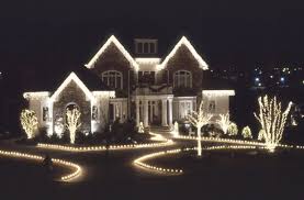 Pull out the decorations and prepare to bring christmas into the house with these christmas living room decor ideas. 30 Luxury Homes Decorated For Christmas Best Inspiration White Christmas Lights Christmas Lights Outside Exterior Christmas Lights