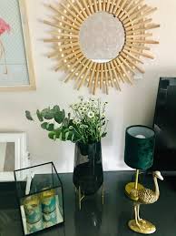 So ein sideboard ist schon ein ganz besonderes möbelstück: Frische Blumen Eukalyptuszweige Sideboard Deko