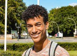 De twintiger was een van de schachten van de elitaire studentenclub reuzegom die zijn vriend sanda dia naast zich zag sterven, in december 2018 tijdens een uit de hand gelopen ontgroeningsritueel. 18 Leden Van Reuzegom Moeten Voor De Rechter Verschijnen Voor Dood Sanda Dia Complexnl