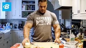 how a bodybuilder eats to build muscle