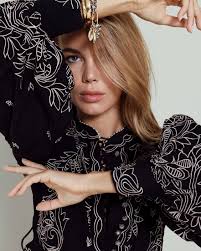 🇳🇴BEYONCE LONG DRESS er laget av viskoseblanding og har broderikunst.  Denne beltekjolen har en tilpasset form med voluminøse ermer og glidelås i  siden for enkelhets skyld. Delikate broderte knapper pryder fronten, og