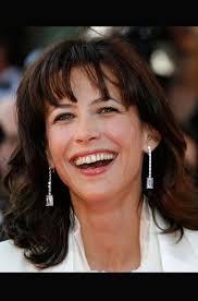 Il représente une solution brillante pour celles qui ne peuvent pas décider entre une coupe courte et les cheveux longs. Les Coiffures De Sophie Marceau 20 Facons De Porter La Frange L Express Styles