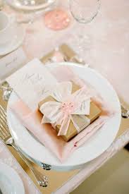 Boite Dragees Dore Cadeaux Invites Decortablerosepoudreor Cadeauxinvitesdore Boitedrageesdore Pink And Gold Wedding Blush And Gold Wedding Table Settings