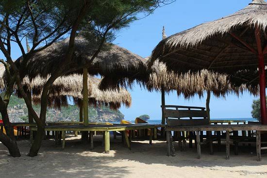 Gazebo-gazebo yang ada di Pantai Drini.