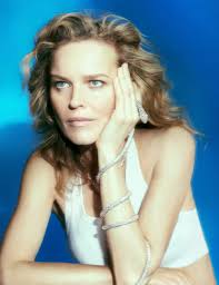 Eva Herzigova: "Nos falta autenticidad. Intentamos encajar en estereotipos  de belleza que limitan la naturalidad"