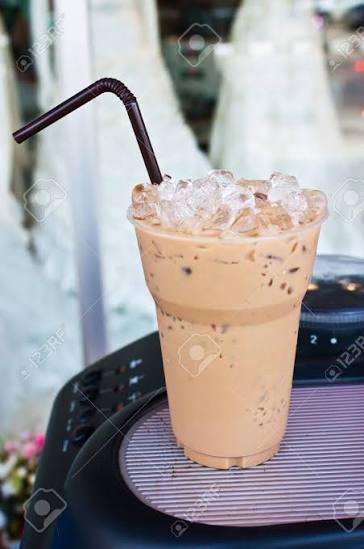 Bebida De Café Frío Con Hielo En La Máquina De Café Fotos, retratos,  imágenes y fotografía de archivo libres de derecho. Image 12885469
