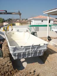 Livraison De La Piscine Avec Un Camion Grue Ferre Piscines A Allauch Dans Les Bouches Du Rhone 13 Ferre Piscines