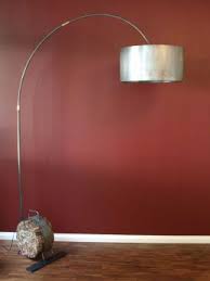 Die stehlampe ist in den meisten wohnzimmern nicht nur eine schnöde lichtquelle, sondern erzeugt durch ihr warmes licht. Bogenlampe Vintage Design Stahl Und Holz Kaufen Im Borono Online Shop Bogenlampe Lampe Holz Kaufen