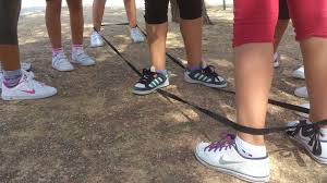 Para este juego se necesita solamente una cinta elstica de entre 3 a 5 metros ms o menos, lo ms comn y recomendable es jugar con 3 personas, dos personas servirn. Maestro Enrique Montano Recuperando Juegos Tradicionales El Elastico