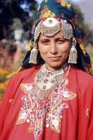 A Kashmiri Girl In Traditional Dress Traditional Dresses Costumes Around The World Folk Dresses