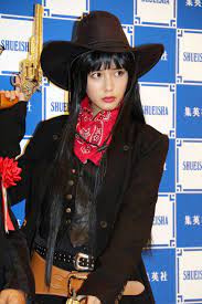 松田るか ライダー美女が女性ガンマンに変身 秋本治も 大満足 mantanweb まんたんウェブ 松田るか ポッピーピポパポ 女性