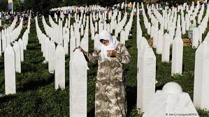 Korban pembantaian srebrenica merupakan salah satu bentuk kekejaman terburuk di eropa sejak perang dunia ii.peti mati ini akan. Mengenang Genosida 8 000 Muslim Bosnia Oleh Tentara Serbia