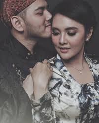 Artikel kali ini, kami posting 17 foto prewedding outdoor dengan konsep foto prewedding unik karena agak. Kumpulan Foto Prewedding Adat Jawa Tengah Toprewed