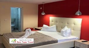 Complexul balnear vraja marii este amplasat la aproximativ 100m de faleza si plaja din eforie sud si la mai putin de cinci minute de mers pe jos de gara si statiile de autobuz. Complexul De Vile Vraja Marii Eforie Sud Rezerva Cazare Eforie Sud