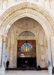 مدخل المسجد القبلي في المسجد الأقصى وتعكس على زجاجه صورة قبة الصخرة المشر فة Mosque Architecture Islamic Architecture Around The Worlds