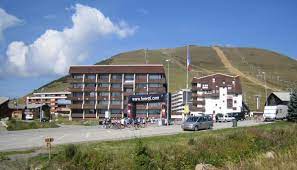 Une foule dense, une ferveur incroyable, une gloire éternelle qui attend le vainqueur au sommet des 21 lacets: Alpe D Huez Wikipedia
