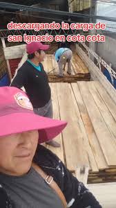 Descargando la carga de San Ignacio en Cota Cota