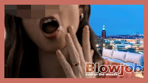 Pompino per un amico al tavolo del bar. | xHamster