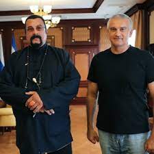 Мастерству в боевых искусствах сигал обучался в токио. Stiven Sigal Priehal V Krym Obshestvo Rossiya Lenta Ru