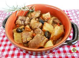 Lo spezzatino di maiale è un classico della nostra cucina, nonché del pranzo della domenica. Spezzatino Di Maiale Con Patate E Olive Nere