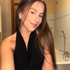 Babysitter Elizabeta (18) available in Rovato via Sitly