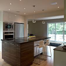 Cuisines Beauregard Ilot Avec Armoires En Melamine Et Comptoir De Quartz Avec Plaque De Cuisson Cuisine Design Kitchen Home