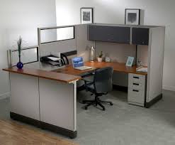 Modern Office Cubicle Layout Design With A Unique Decoration Idea Inspiring Office Workstation Office Interior Design Office Furniture Modern Cubicle Design