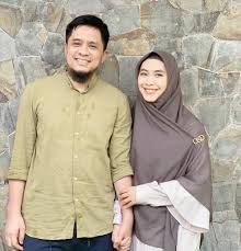 Mendengar penjelasan yang diurai oki setiana dewi selaku kakak ria ricis, ashanty pun terkejut. 10 Potret Romantis Oki Setiana Dewi Suami Bikin Iri