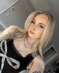 i'm just a girl 🎀🖤