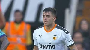Når damen i tillegg bruker sosiale medier hver gang hun har på seg badedrakt, blir det som sagt aldri stille. Everton Interested In Signing The Valencia Striker Maxi Gomez Anytime Football