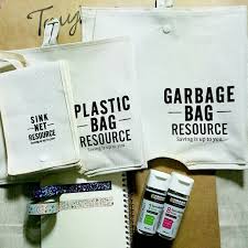 待望のひっかけ式 セリア ポリ袋ストッカー で散らかる台所をおしゃれに整頓 macaroni セリア スパイスボトル ポリ袋 収納