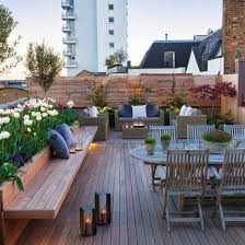 Moderne Terrasse Gestalten Holzsitzbank Essecke Romantische Atmosphare Kerzen Viele Blumen Dachterrasse Gestalten Kleine Terrasse Design Terrasse Gestalten