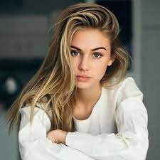 Girls with medium blonde hair can actually try for this wavy hairstyle. Pin On Hair Ideas