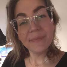 Machine Gun Kelly is rocking a whole new look! Nearly two months after news  that MGK and Megan Fox broke up, the “Home” musician attended his first  public engagement at the 2025