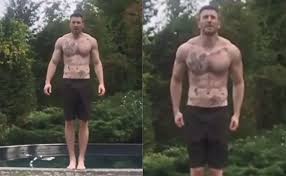 Chris evans is born in the year 1981, in the month of june 13. Chris Evans Fan Go Wild Over His Abs Tattoos In New Shirtless Video