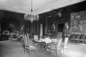 Tall and generously proportioned, the room had fireplaces on the east and west and was flooded with daylight through tall south and west windows. Michael Beschloss On Twitter White House State Dining Room Under Theodore Roosevelt About 1908 Loc