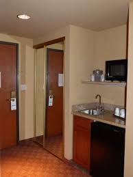 The room i stayed in was spacious and included s king bed, arm chair w/ottoman, desk, small fridge under a sink. Holiday Inn Express Oakland Airport Wet Bar Picture Of Holiday Inn Express Hotel Suites Oakland Tripadvisor