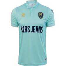 Er is de afgelopen maanden hard gewerkt aan de realisatie van deze gloednieuwe winkel, die zich direct naast de hoofdingang van het cars jeans stadion bevindt. Buy Ado Den Haag Football Shirts Club Football Shirts