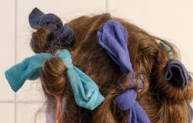 Locken ohne hitze mit papilotten, alufolie, küchenrolle, lockenwickler, socken, haargummi, flechten, dutt, haarband. Sockenlocken Naturliche Locken Mit Socken Frag Mutti